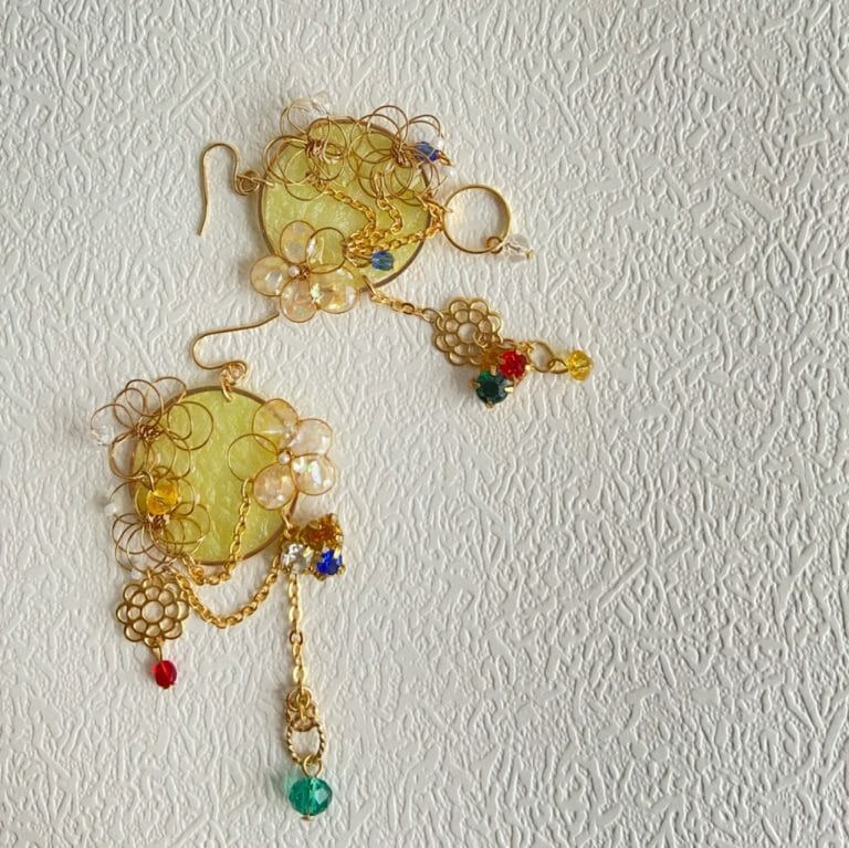 大きな黄色と菊のフープピアス・イヤリング。