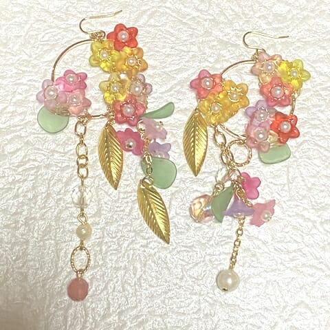 お花いっぱいのフープピアス・イヤリング。