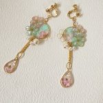 【SHARA】ワイヤーフラワーとレジンの花のしずくのピアス・イヤリング